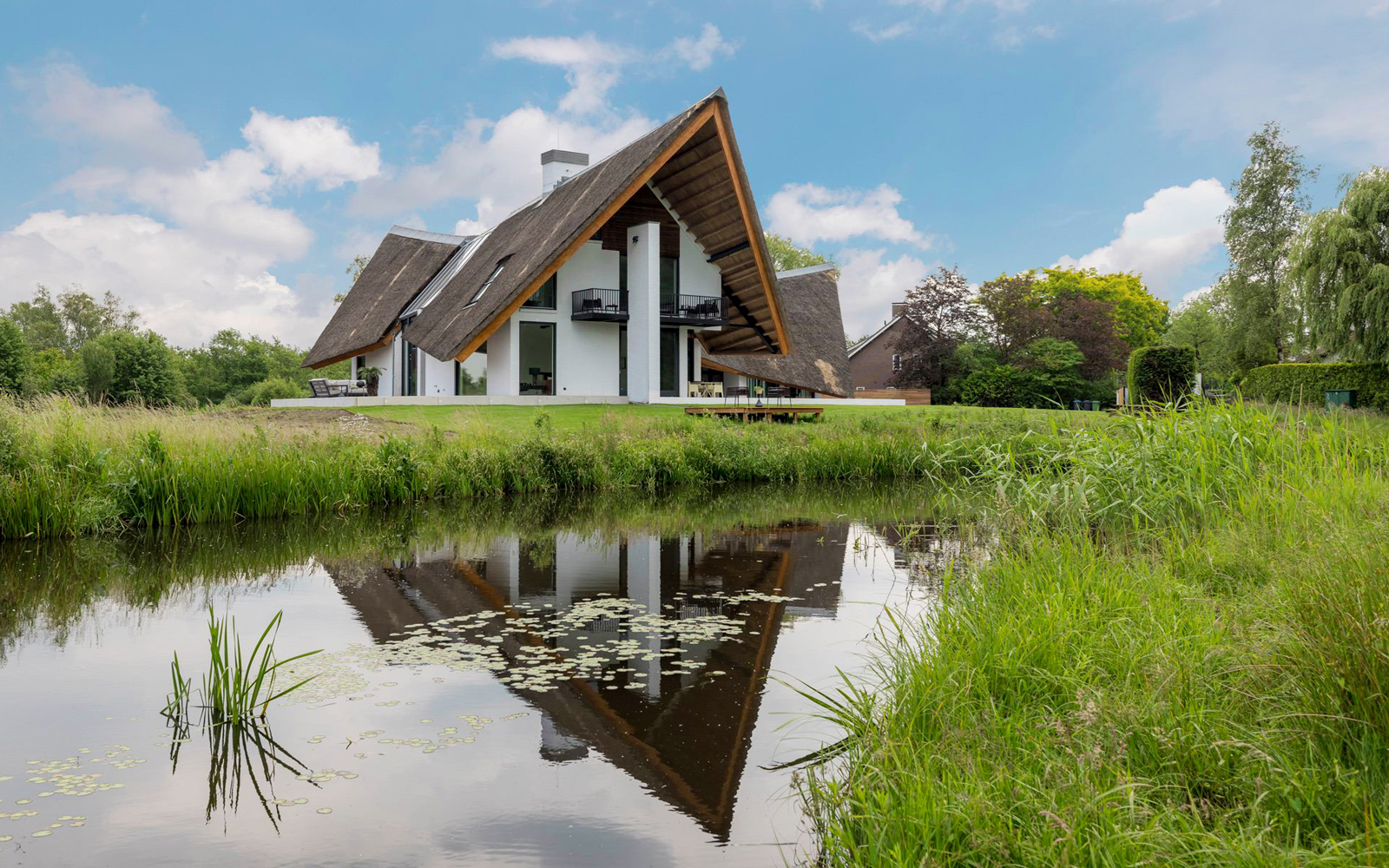 Villa Borelli / Villa H3O - Oisterwijk vanaf het water - Joost van der Sande